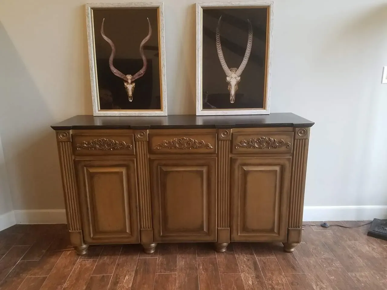 Built-in shelving around doorway creating a frame of bookshelves and display niches
